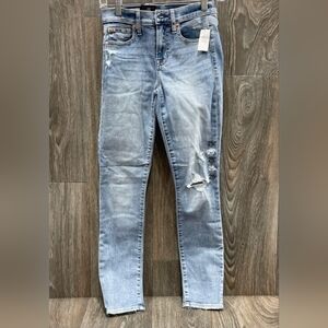 GAP  sz 25 x 29 distressed skinny Jean. Light wash. NWT Boho